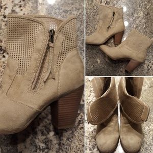 Cato | Suede Blockheel Closed Toe Booty | Tan